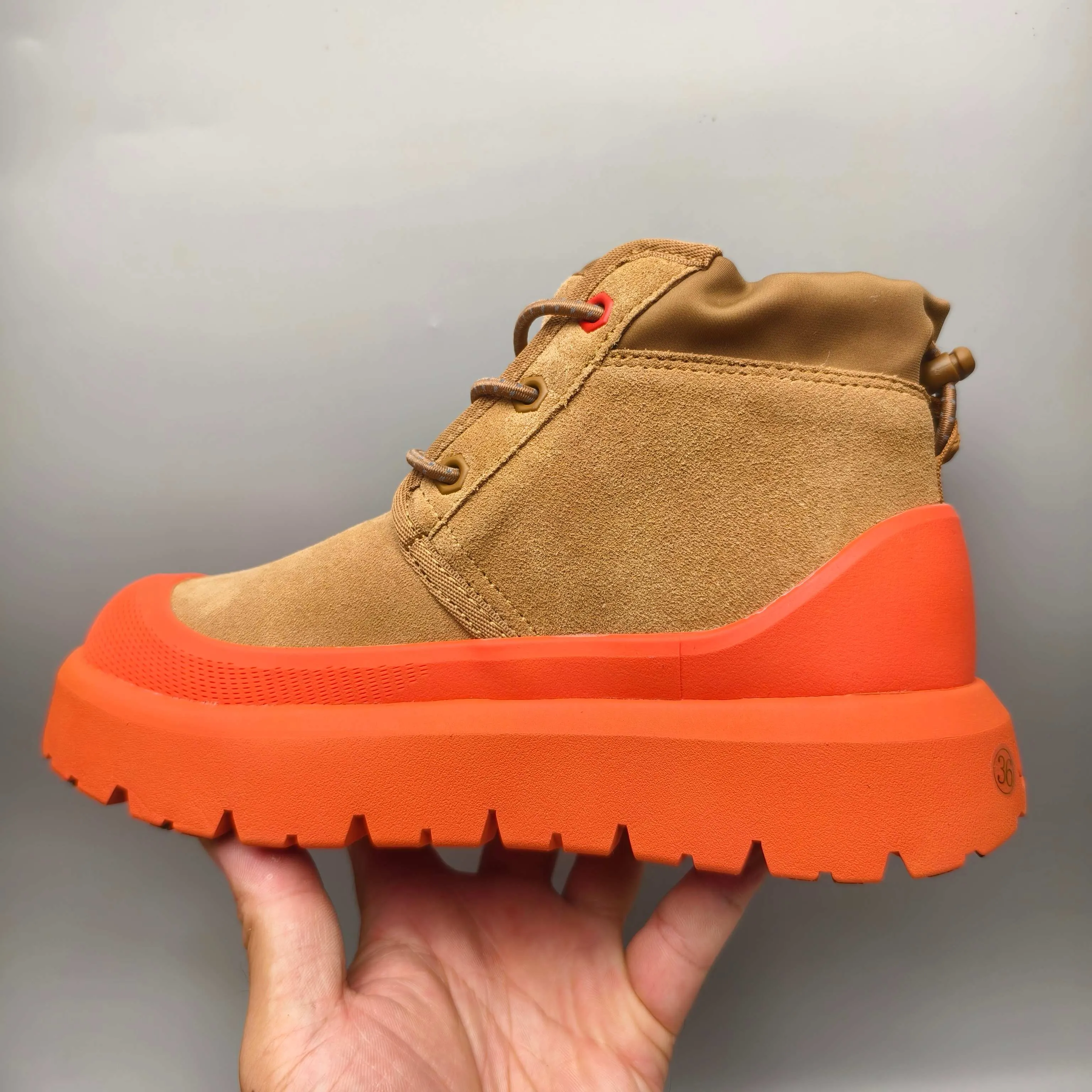Couple model👫 💰560 UGG 3991 Tasman Weather Hybrid snow boots👢 Wang Yibo's same 👏 classic Tasman shoe model is added with a large orange sole, functional color contrast design, environmentally friendly waterproof and snowproof material, which is both fashionable and functional. At the same time, it is paired with the new UGG Keen furry color-blocking jacket. Bright orange and maroon collide to create a new light outdoor style and open up a new travel experience in early autumn! Using the best materials, the 17mm fur integrated surface is warmer and breathable, and the outsole is upgraded to a lightweight and wear-resistant light wing technology outsole!  Color: Black White Red Blue Light Gray Dark Gray Military Green Yellow Size: 35-46